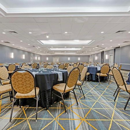 The Lux Hotel & Conference Center, Ascend Hotel Collection Waterloo Buitenkant foto
