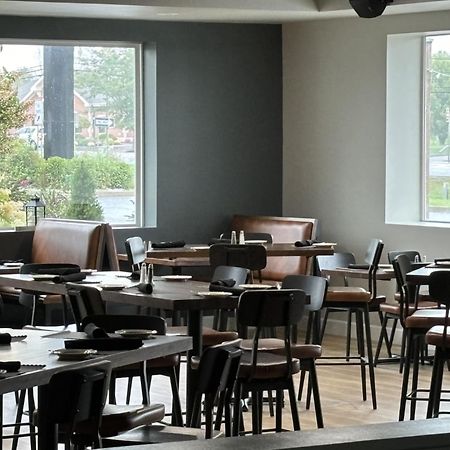 The Lux Hotel & Conference Center, Ascend Hotel Collection Waterloo Buitenkant foto